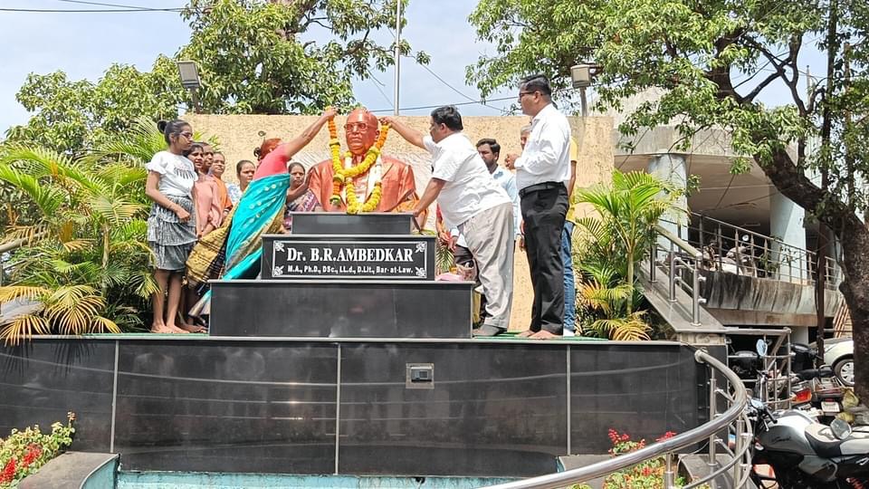 महाबळेश्वर येथे क्रांतिदिनानिमित्त बुद्धिस्ट प्रेरणा ग्रुपच्या वतीने महामानवास पुष्पहार अर्पण करून अभिवादन