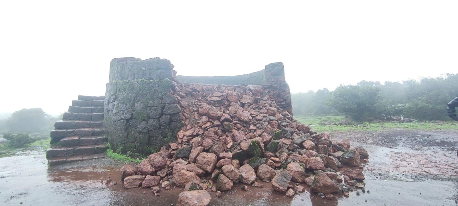 अतिवृष्टीमुळे महाबळेश्वर येथील प्रसिद्ध विल्सन पॉईंट येथील ऐतिहासिक बुरुज ढासळला