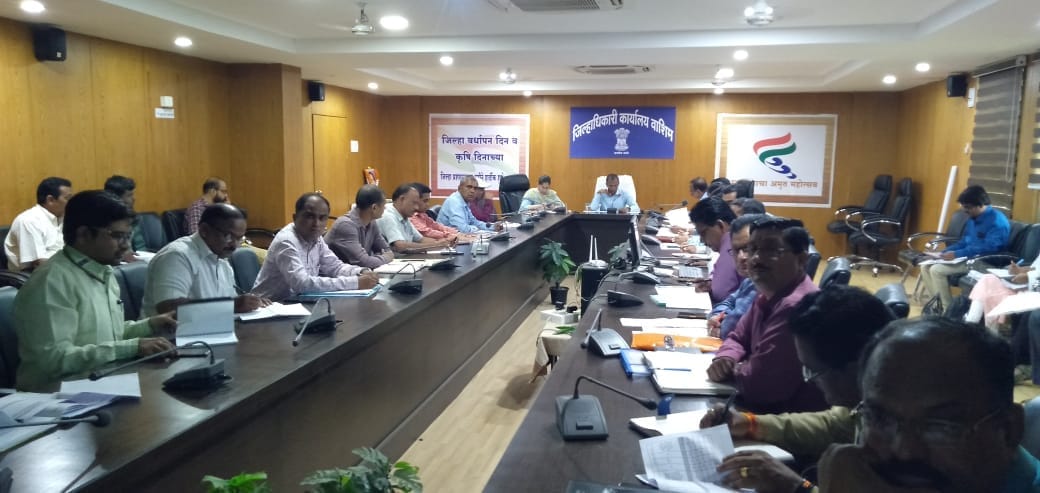 वाशिम जिल्हाधिकाऱ्यांकडून ‘कॅच द रेन’ मोहिमेचा आढावा, वाशिम राज्यात पहिल्या क्रमांकावर