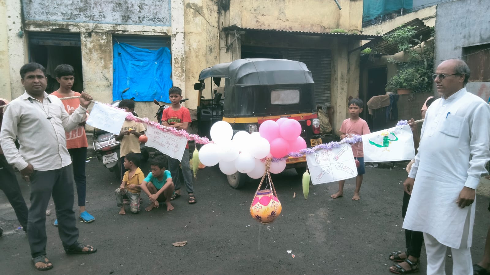 बालाजीनगरला बालगोपालांनी फोडली महगाईची दहीहंडी