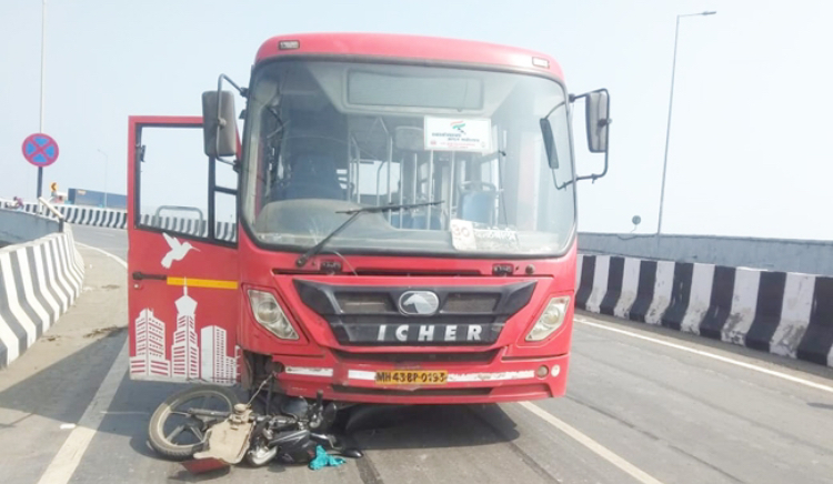 करळ उड्डाण पूलावर अपघात, मोटार सायकलस्वार गंभीर जखमी