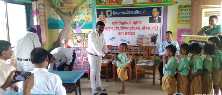 सम्राट अशोक विजयादशमी निमित्त जि.प शाळांमध्ये शैक्षणिक साहित्याचे वाटप