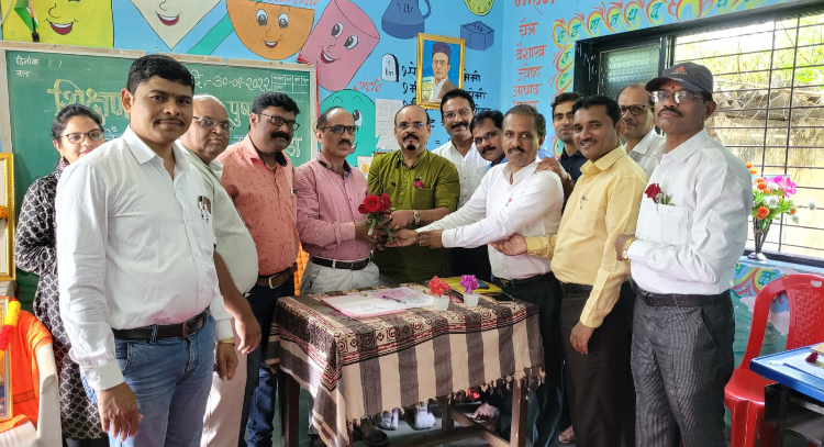 जेष्ठ शिक्षण विस्तार अधिकारी संजय अस्वले यांचा शिक्षकवृंदाच्या वतीने सत्कार