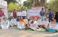 कास्ट्राईब शिक्षक संघटनेचे ‘लोकशाही की पेशवाई’ या आशयाचे जिल्हाधिकारी कार्यालयात धरणे आंदोलन