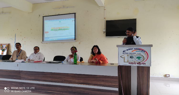 वीर वाजेकर महाविद्यालय फुंडे येथे हिंदी दिवस कार्यक्रम उत्साहात साजरा