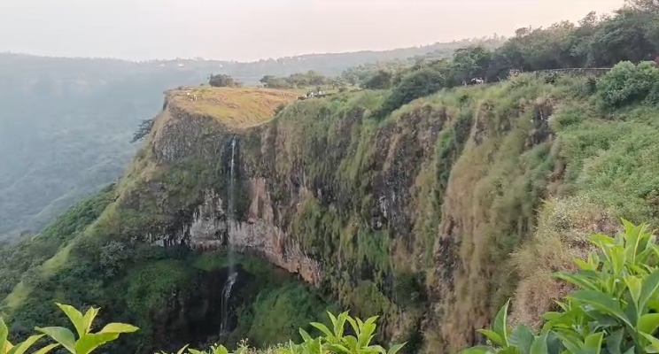 महाबळेश्वर येथील केट्स पॉइंट वरून २५ वर्षीय महिला पर्यटक १२०० फूट खोल दरीत कोसळून जागीच गतप्राण