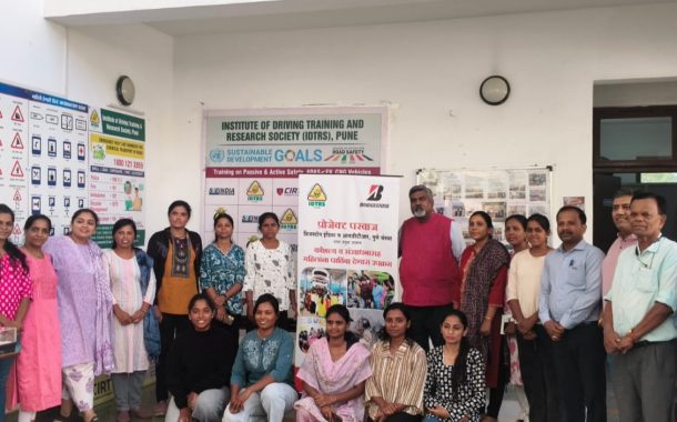 आयडीटीआर' (IDTR) येथील महिला वाहन चालक प्रशिक्षण शिबिराला माजी उप प्रादेशिक परिवहन अधिकारी संजय सासाने यांची भेट