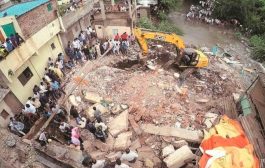 निगडी प्राधिकरणातील भेल चौकात पावसाचा फटका; खोदकाम सुरू असलेल्या ठिकाणी कंपाउंड भिंत कोसळली.