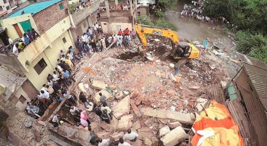 निगडी प्राधिकरणातील भेल चौकात पावसाचा फटका; खोदकाम सुरू असलेल्या ठिकाणी कंपाउंड भिंत कोसळली.