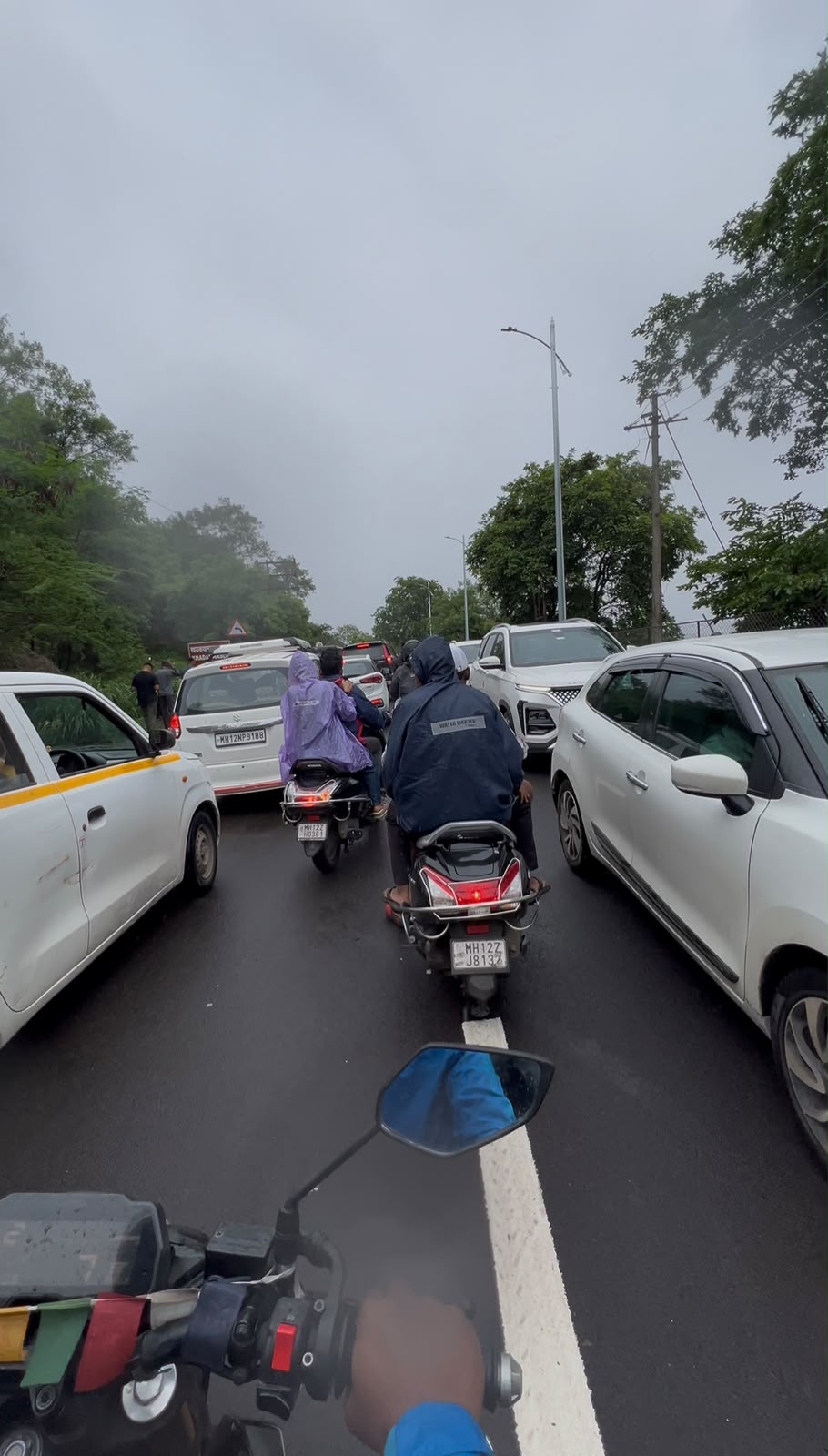 पर्यटकांच्या प्रचंड गर्दीमुळे पुण्यातील पर्यटनस्थळांकडे जाणाऱ्या मार्गांवर वाहतूक कोंडी; नागरिक आणि पर्यटक हैराण!