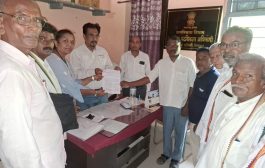 राजर्षी शाहू महाराज वृद्ध कलावंत मानधन योजनेच्या प्रतीक्षा (वाढीव) यादीवर प्रश्नचिन्ह; ११ पात्र अर्जदारांनी गटविकास अधिकाऱ्यांकडे निवेदन सादर केले