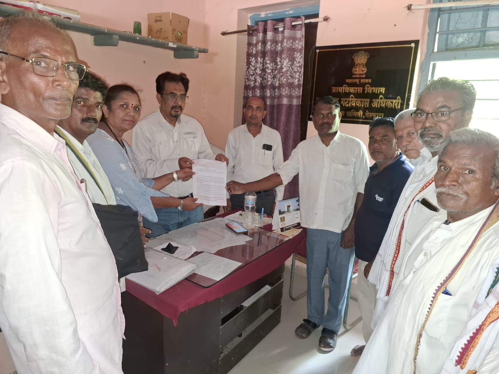 राजर्षी शाहू महाराज वृद्ध कलावंत मानधन योजनेच्या प्रतीक्षा (वाढीव) यादीवर प्रश्नचिन्ह; ११ पात्र अर्जदारांनी गटविकास अधिकाऱ्यांकडे निवेदन सादर केले