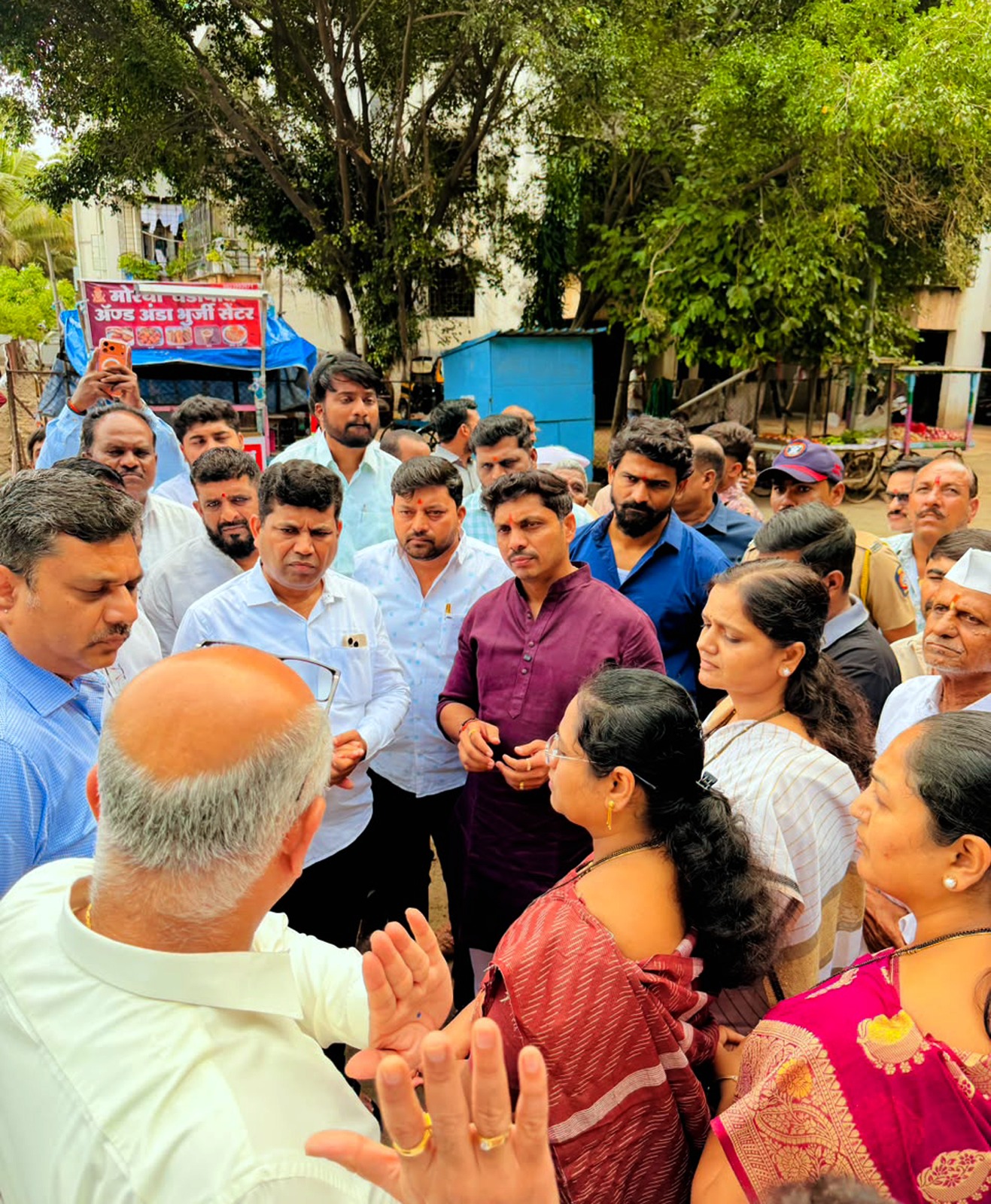 चिखली घरकुल परिसरातील पाणी साचण्याच्या समस्येवर कायमस्वरूपी तोडग्यासाठी महापौरांची पाहणी; संबंधित अधिकाऱ्यांना तातडीच्या उपाययोजनांचे निर्देश