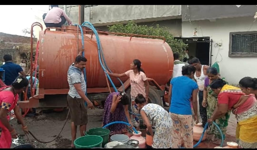 वारी हनुमान येथे तीव्र पाणीटंचाई; मोफत पाणीवाटपाला सुरुवात; जि.प. सदस्य भगतसिंग (राजू) पवार यांच्या पुढाकारातून नागरिकांना दिलासा
