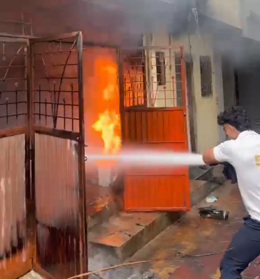 वाल्हेकरवाडी परिसरात इलेक्ट्रिक दुचाकींना आग; अग्निशमन दलाच्या तात्काळ कारवाईमुळे आग आटोक्यात
