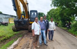 पावसाळ्यात शेतीच्या बांधांवर जेसीबीने खोदकाम; संतप्त शेतकऱ्यांनी भोन - नवीन वसाडी रस्त्याचे काम रोखले