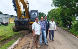 पावसाळ्यात शेतीच्या बांधांवर जेसीबीने खोदकाम; संतप्त शेतकऱ्यांनी भोन - नवीन वसाडी रस्त्याचे काम रोखले