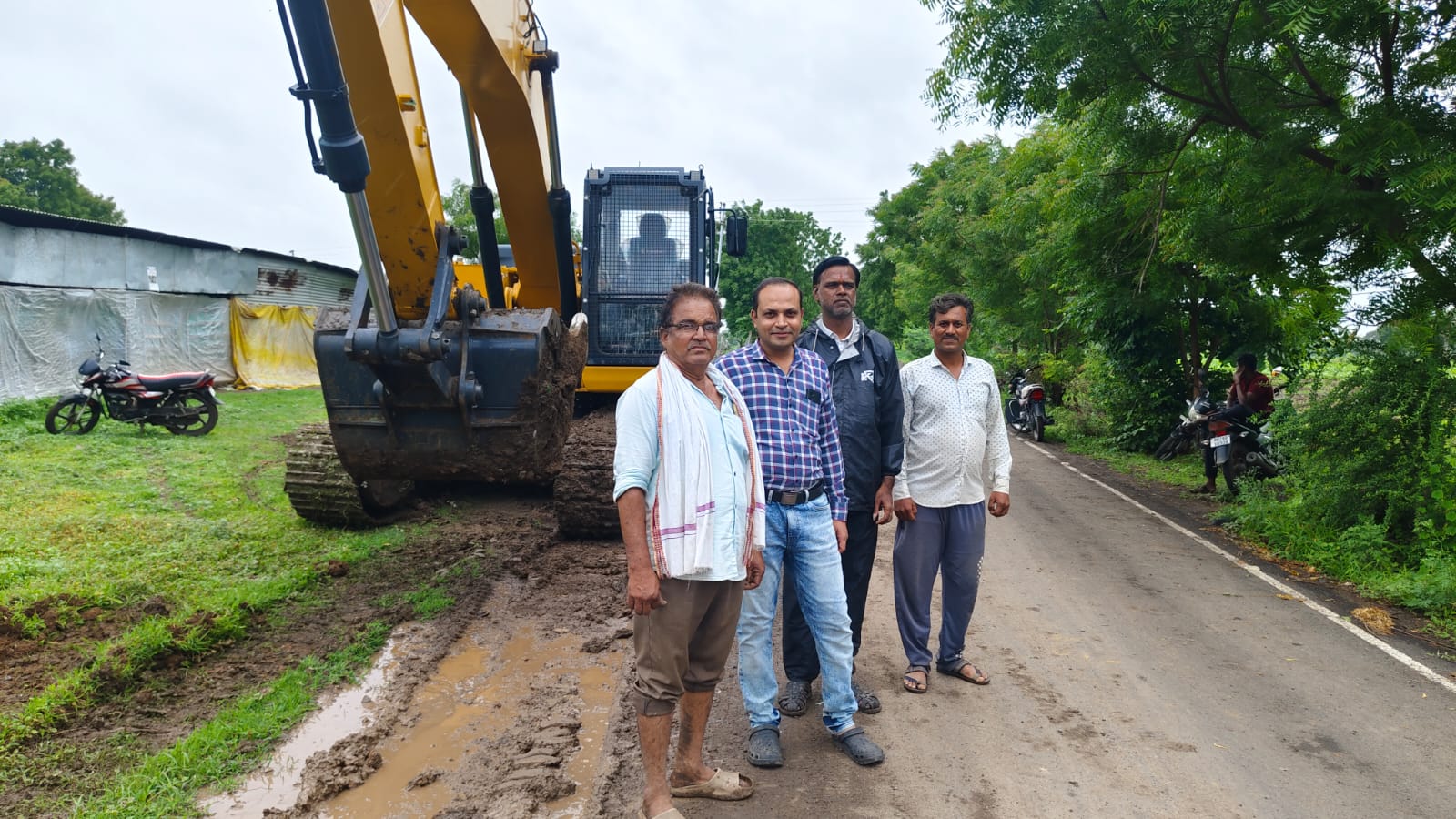 पावसाळ्यात शेतीच्या बांधांवर जेसीबीने खोदकाम; संतप्त शेतकऱ्यांनी भोन - नवीन वसाडी रस्त्याचे काम रोखले