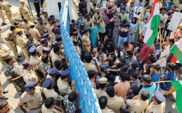 धर्मेंद्र प्रधान यांच्या राजीनाम्याच्या मागणीसाठी पुण्यात विद्यार्थ्यांचा विराट मोर्चा; मुसळधार पावसातही मोठा प्रतिसाद