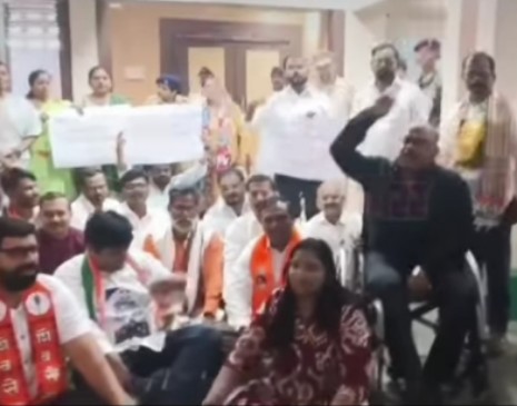 मोशी कचरा डेपो दुर्घटनेनंतर महापालिकेत गोंधळ; आमदार महेश लांडगे यांच्या विरोधात जोरदार घोषणाबाजी