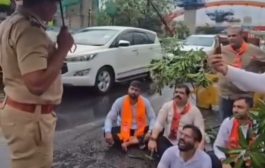 ठाण्यात खड्ड्यांविरोधात मनसेचे अनोखे आंदोलन; महापालिकेला इशारा