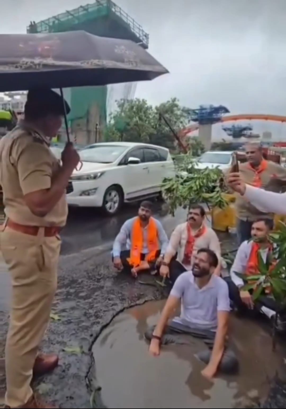 ठाण्यात खड्ड्यांविरोधात मनसेचे अनोखे आंदोलन; महापालिकेला इशारा