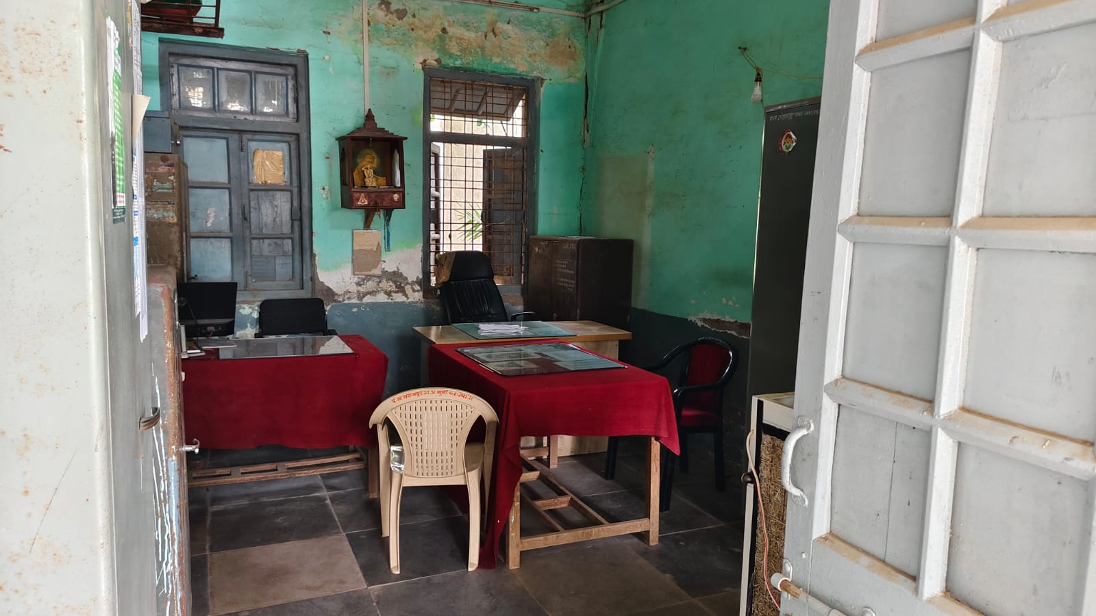 संग्रामपूर पंचायत समितीच्या कृषी विभागातील अधिकारी कार्यालयीन वेळेत गैरहजर?