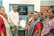 नागरी समस्यांसाठी महिलांचे मुख्याधिकाऱ्यांना निवेदन