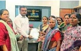 नागरी समस्यांसाठी महिलांचे मुख्याधिकाऱ्यांना निवेदन