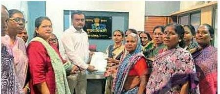 नागरी समस्यांसाठी महिलांचे मुख्याधिकाऱ्यांना निवेदन