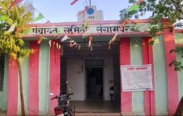 पंचायत समितीत पत्रकाराशी हुज्जत, मारहाणीचा आरोप; ग्रामसेवकाने नागरिक व कर्मचाऱ्यांमध्ये  पत्रकाराला  मागितली जाहीर माफी…