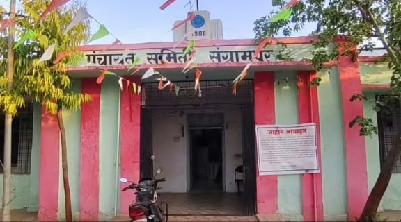 पंचायत समितीत पत्रकाराशी हुज्जत, मारहाणीचा आरोप; ग्रामसेवकाने नागरिक व कर्मचाऱ्यांमध्ये  पत्रकाराला  मागितली जाहीर माफी…
